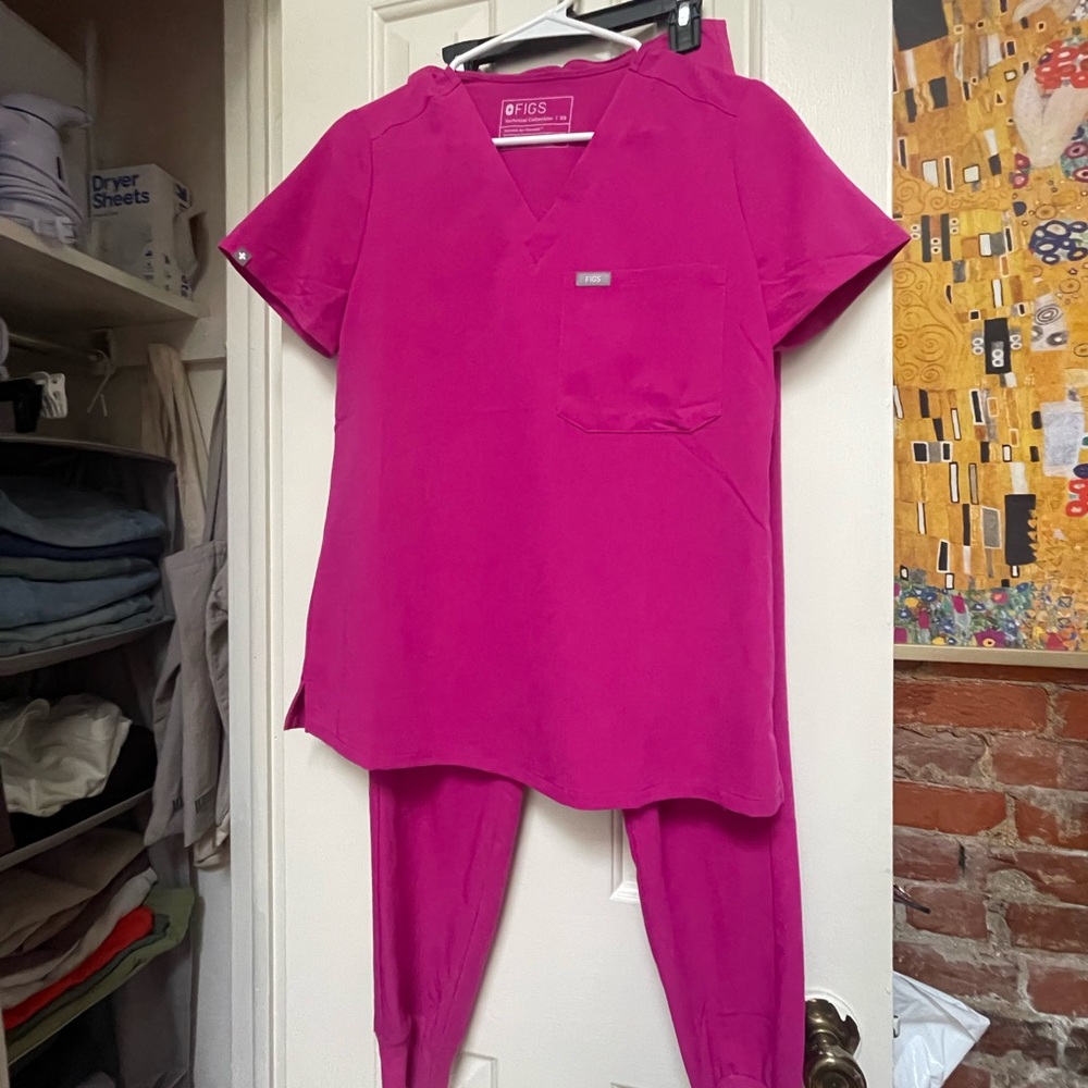 Figs Women's Scrub Set in Bright Pink